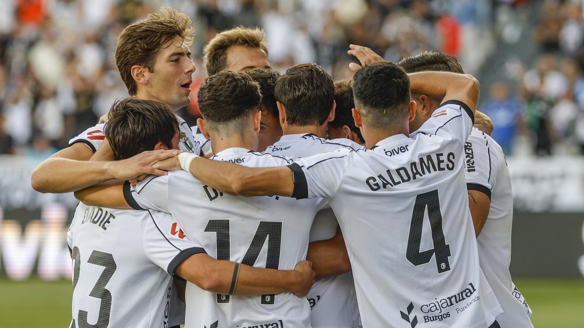 Los jugadores del Burgos Cf celebran uno de los goles.