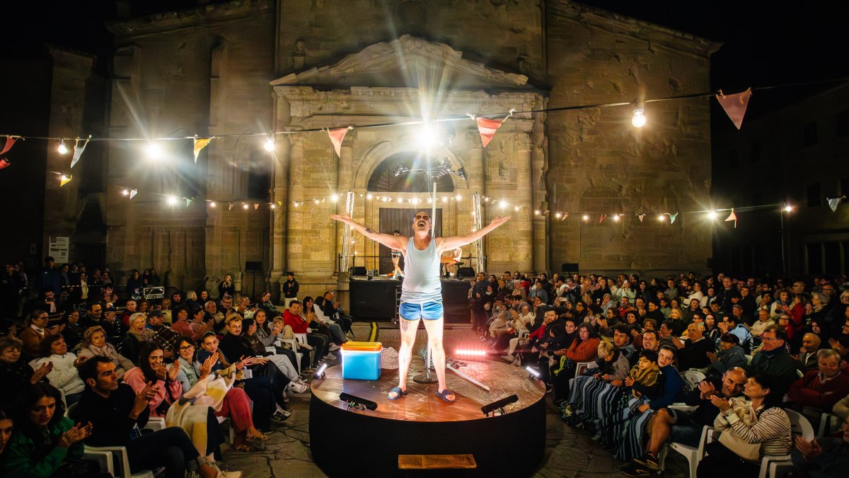 La compañía de Valladolid El Trío Caracol durante la representación de «Verano del 69 o el guateque que nunca fue», galardonado con el premio al Mejor Espectáculo de Calle de la Feria de Teatro de Castilla y León.
