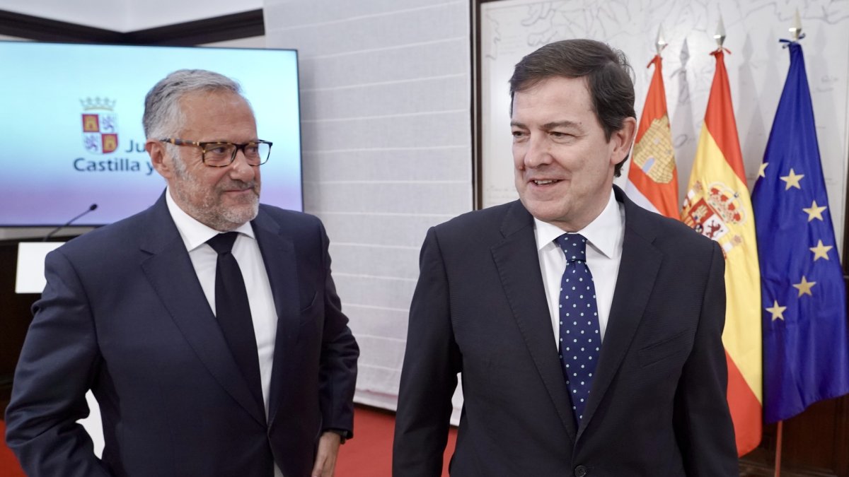 El presidente de la Junta de Castilla y León, Alfonso Fernández Mañueco, acompañado por el vicepresidente primero y consejero de Desregulación, Familia y Ayudas Sociales, Carlos Pollán, presenta las principales novedades de la Ley de Medidas Tributarias, Financieras y Administrativas para 2027.
