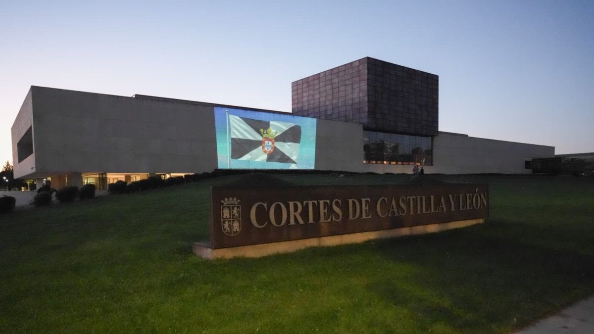 La bandera de Ceuta proyectada en la fachada de las Cortes.