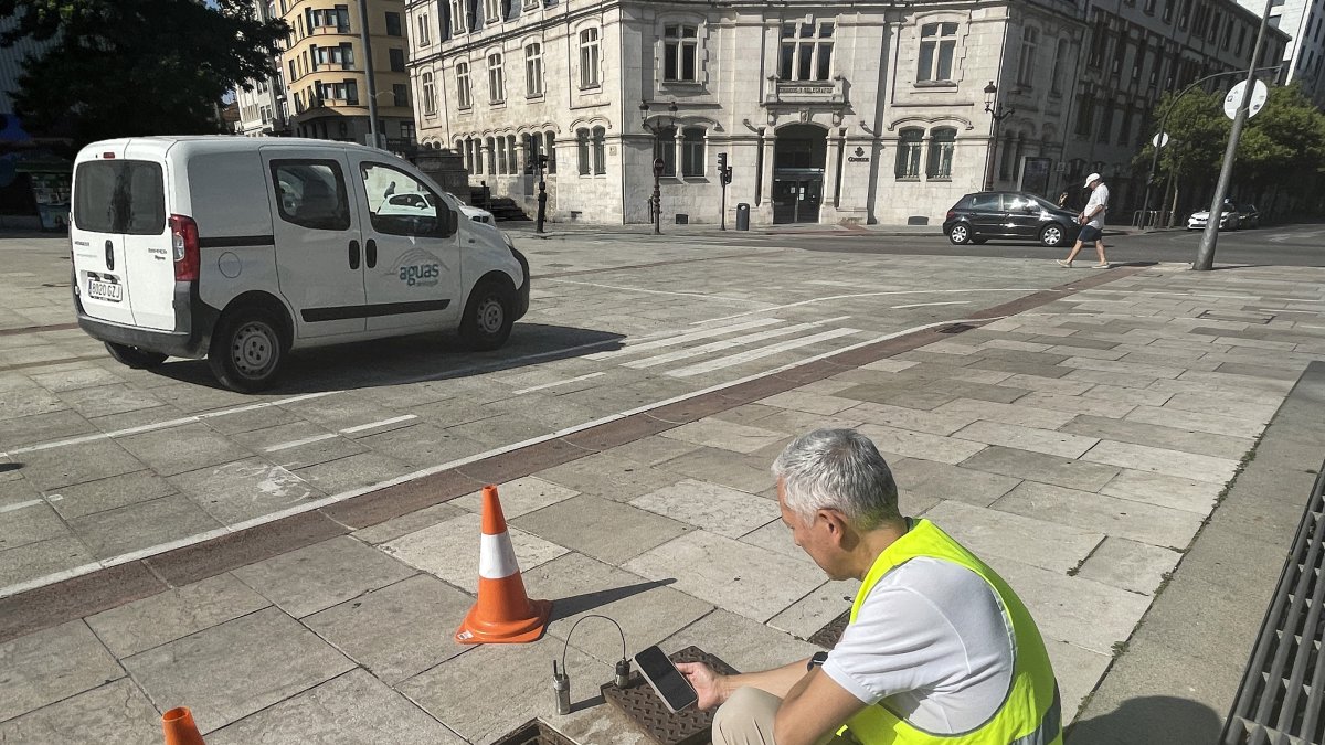 Un técnico de Aguas revisa una arqueta.