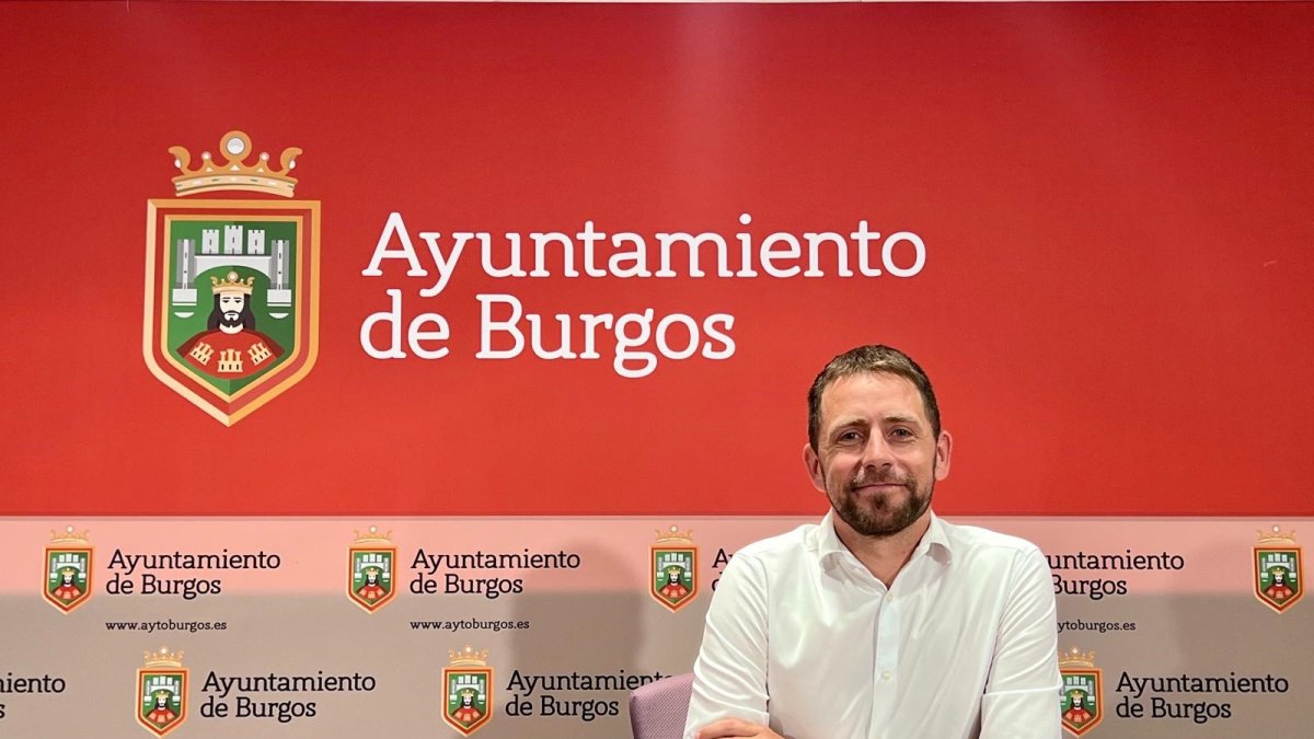 El portavoz municipal socialista, Josué Temiño, en la sala de prensa del Ayuntamiento de Burgos.
