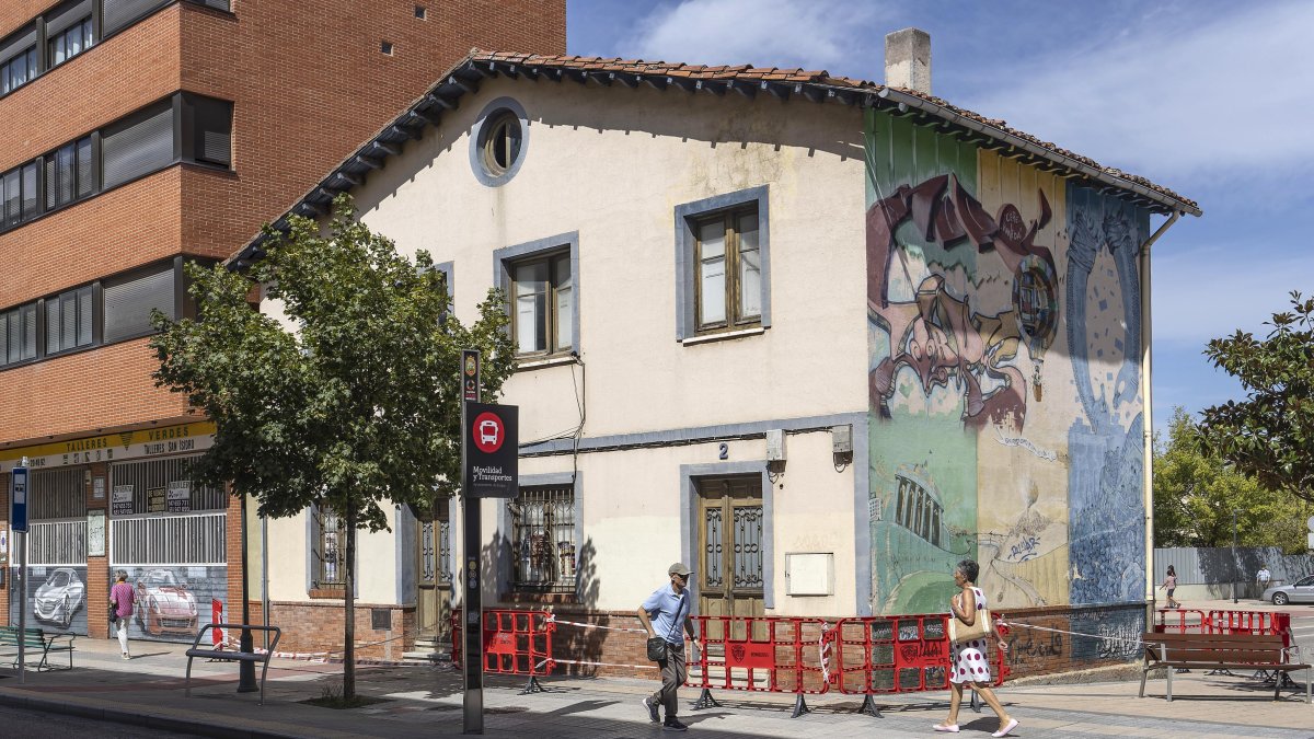 Un desprendimiento obliga a acordonar la antigua Casa Joven de San Pedro y San Felices