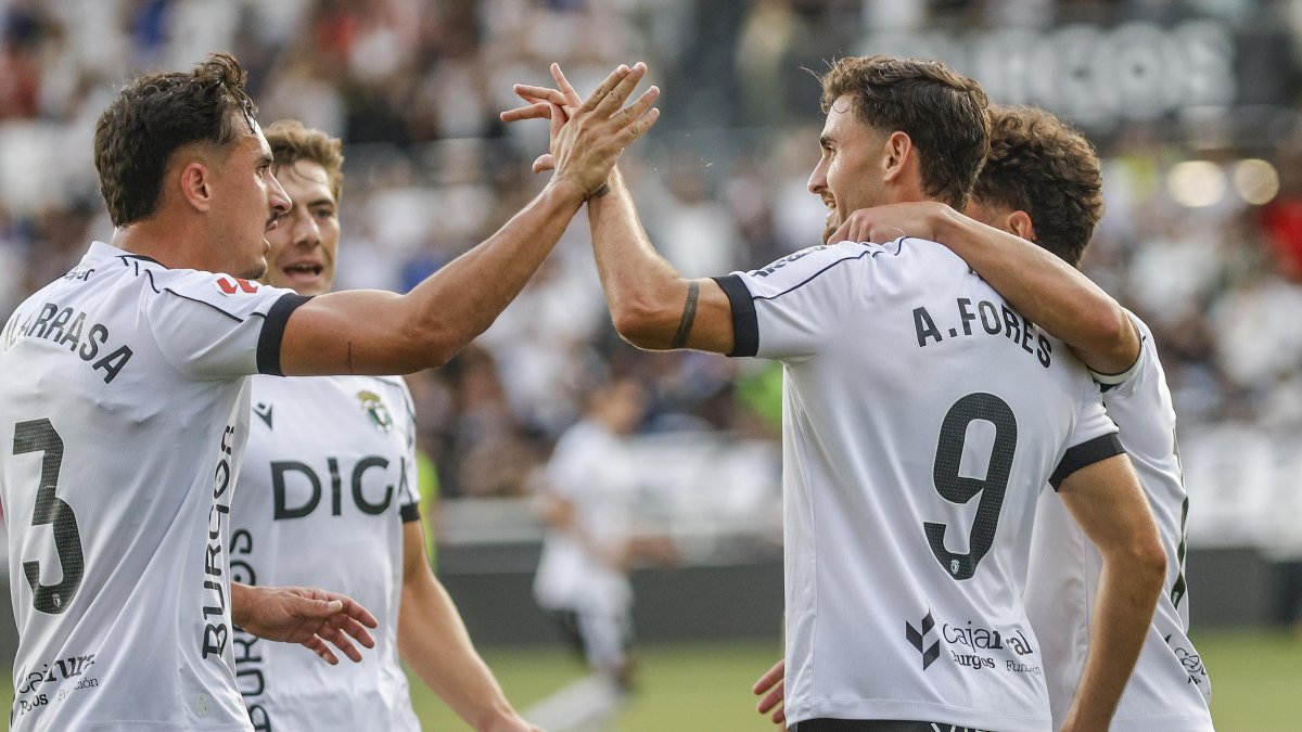 Los jugadores del Burgos CF celebran un gol ante la Real Sociedad B.