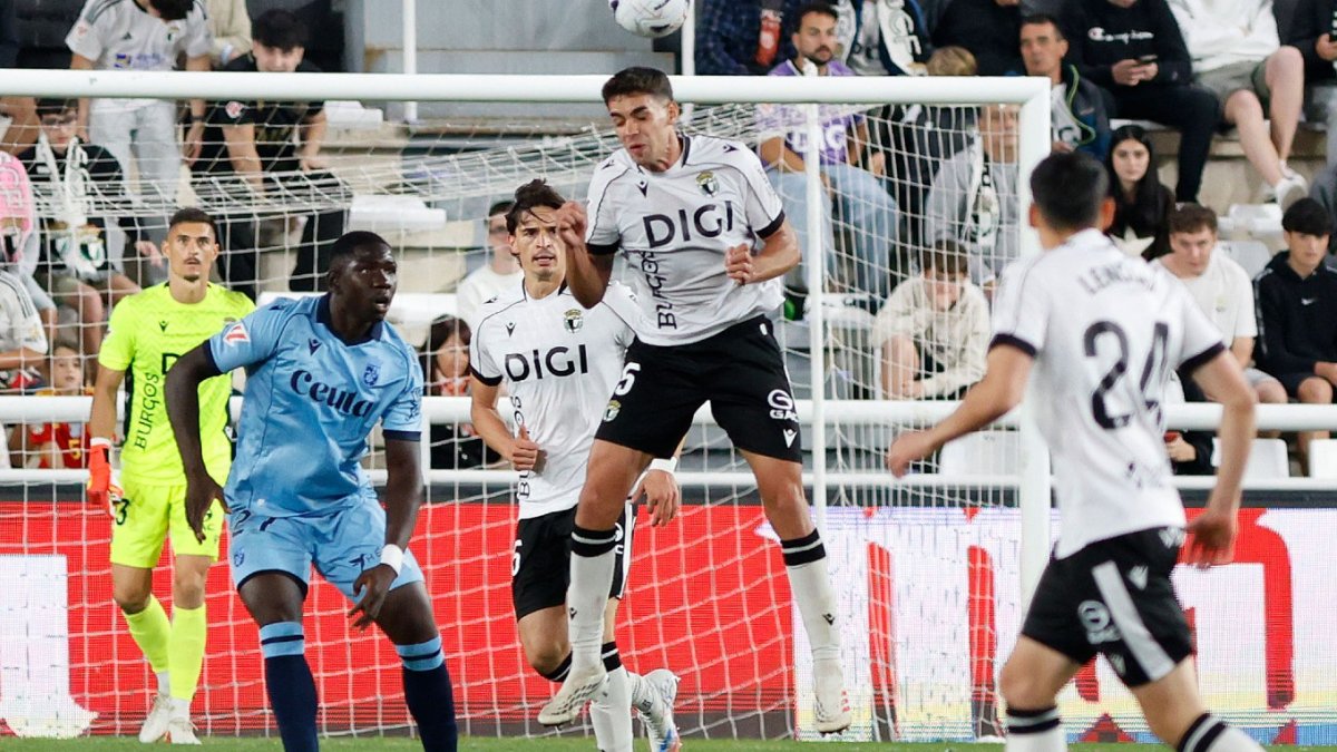 En el centro, Expósito, durante un partido con el Burgos CF.