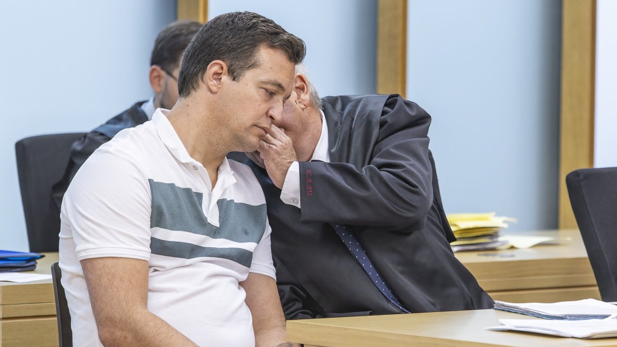Javier Lázaro Hernando, junto a su abogado, en el juicio por el asesinato de su suegro.