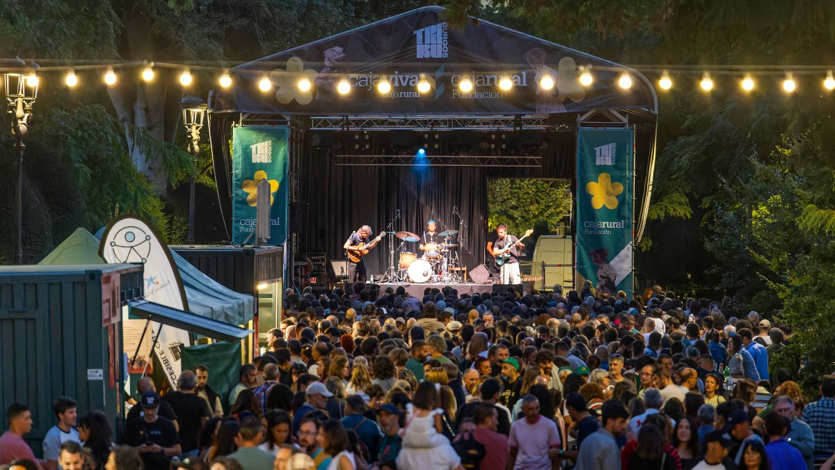 Mucho público en el Espolón para disfrutar del concierto de Gilipojazz y en la zona gastronómica.