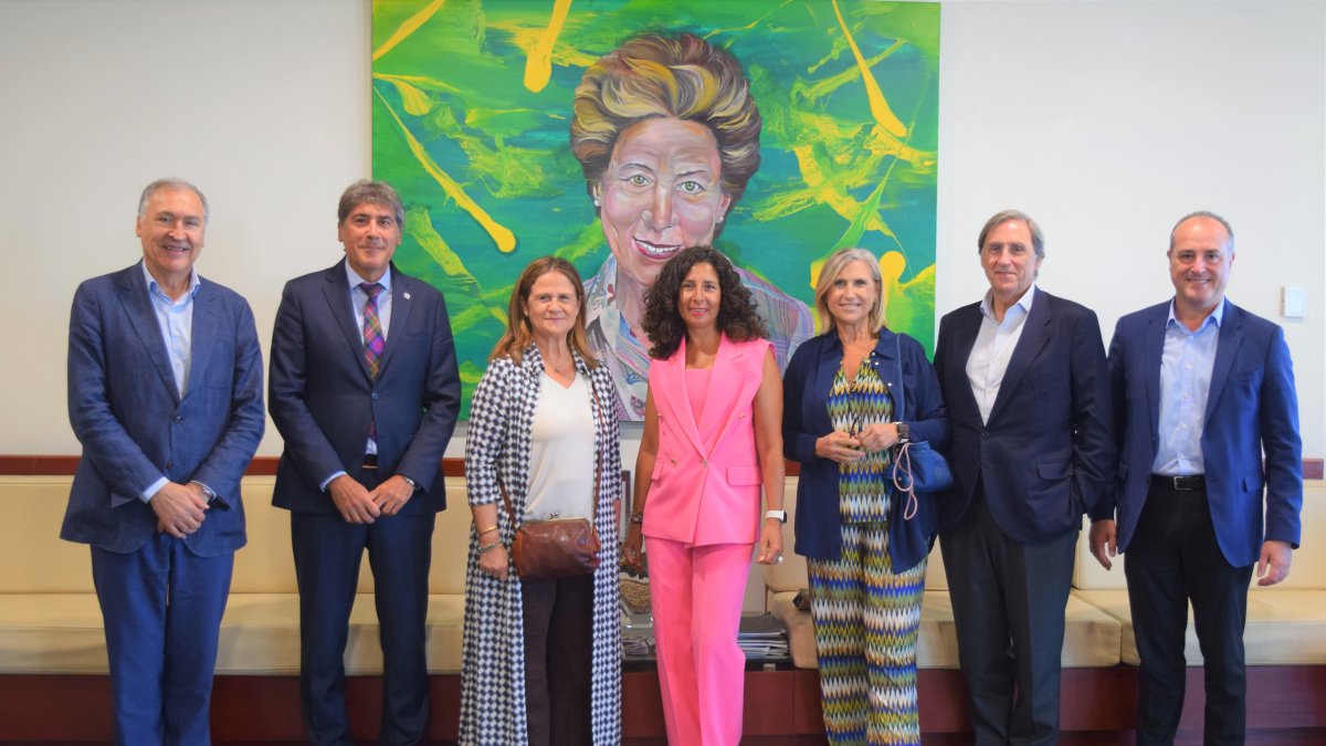 Lourdes Gullón y Tomás Pascual, junto a otros directivos de ambos grupos.