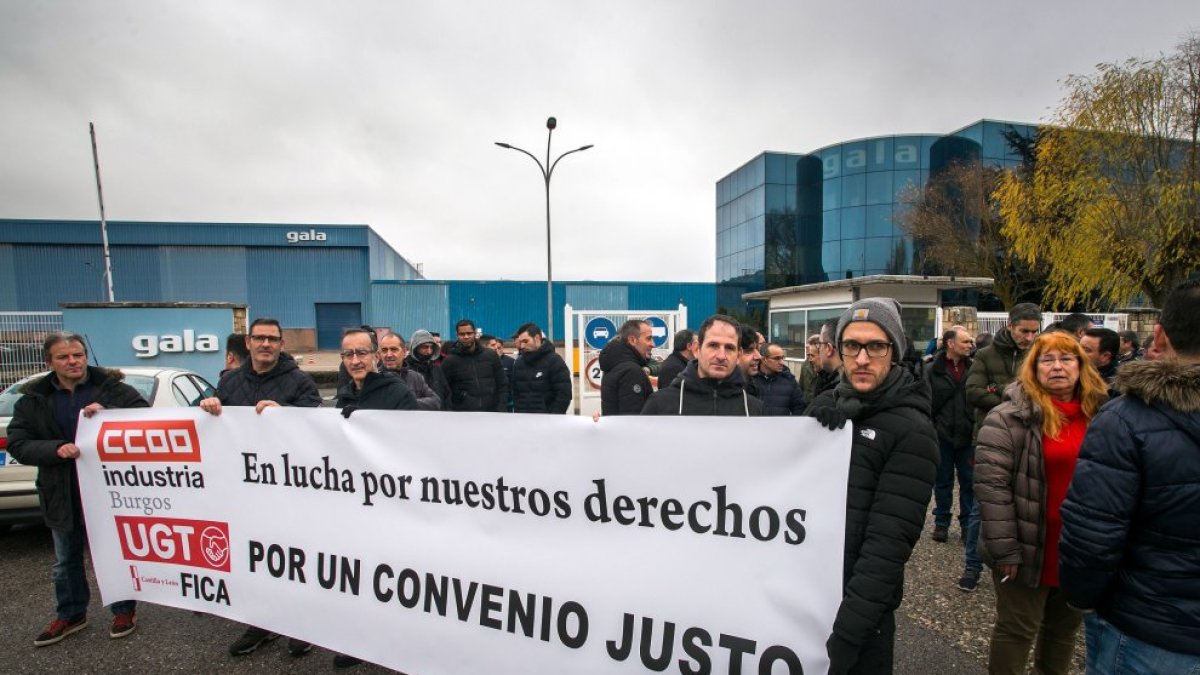Trabajadores de Cerámicas Gala durante una protesta por la negociación de un convenio de 2022.