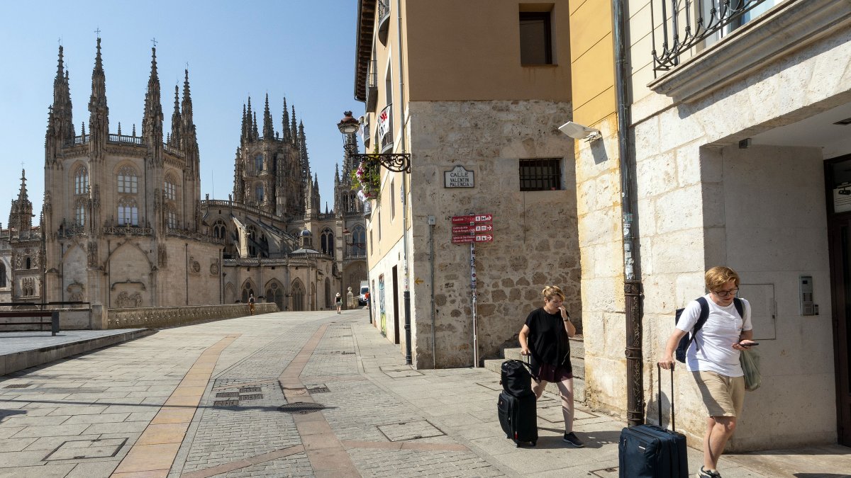 Dos turistas abandonan la ciudad de Burgos al día siguiente del eclispe.