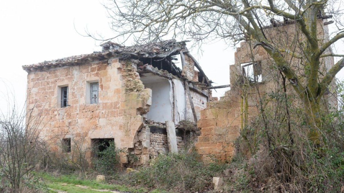 Edificio en ruinas en un pueblo de la provincia burgalesa.
