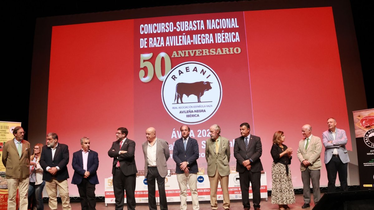 Pino, en el centro, en el acto de entrega de premios en Ávila.