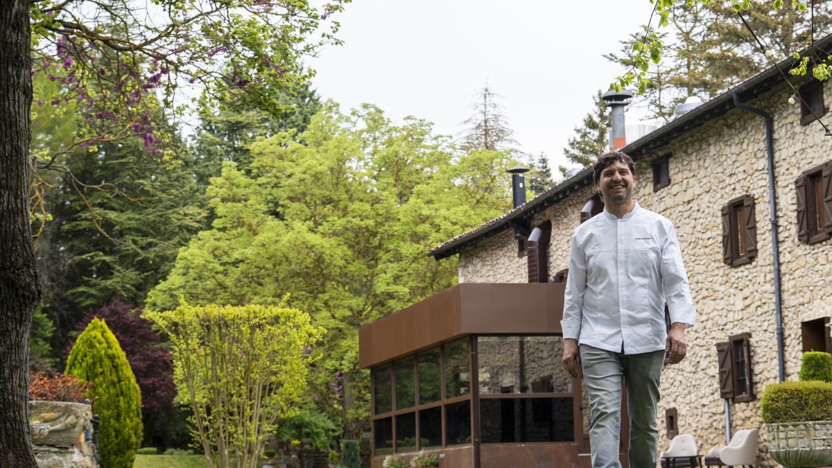 Alberto Molinero, en el exterior de la nueva sede de Erre de Roca, donde despliega su cocina con coordenadas.