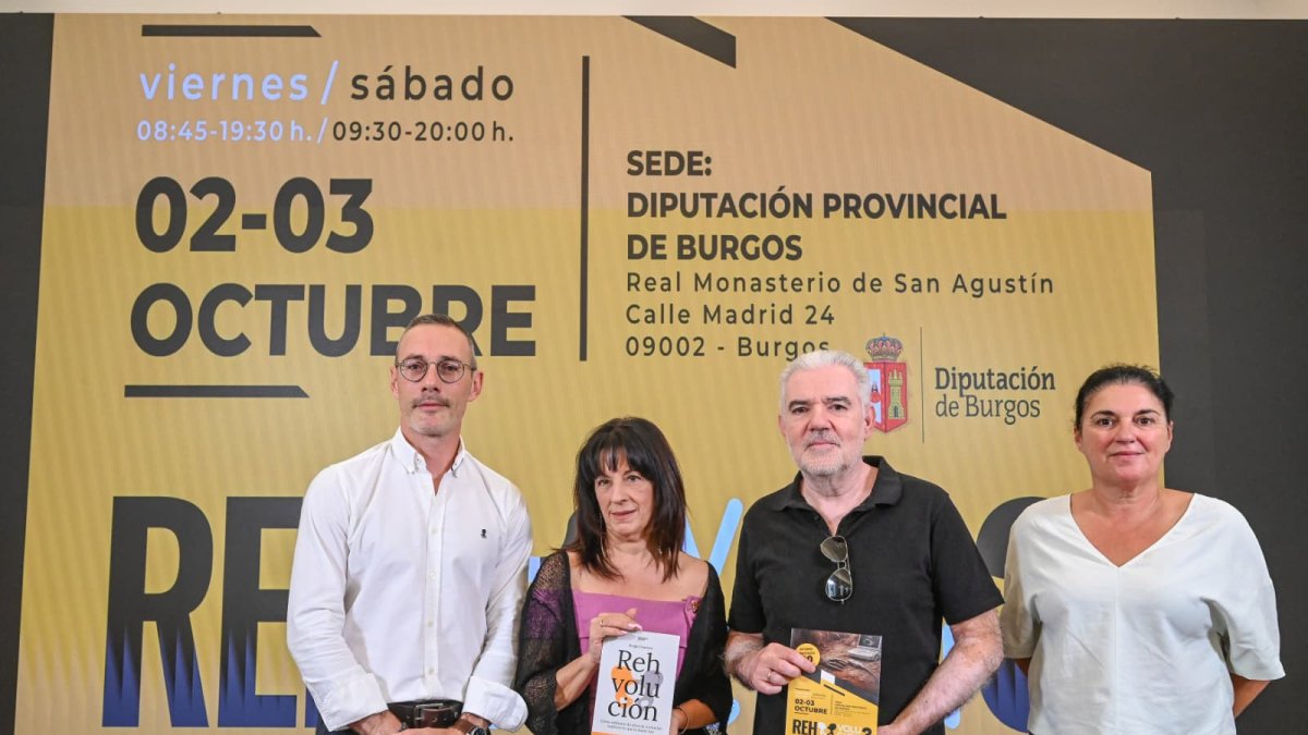 El doctor Sergio Fuertes, la diputada Inmaculada Sierra, el codirector de Atapuerca José Miguel Carretero y la investigadora del Laboratorio de Evolución Humana de la UBU, Rebeca García.