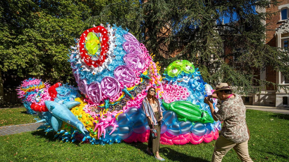 La artista burgalesa Inés Santamaría firma la instalación 'Gotas de aire' en los jardines del Palacio de la Isla.