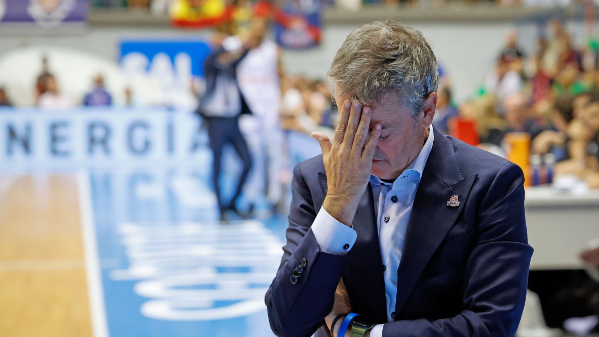 Fisac se lamenta durante el partido ante Baskonia en el Coliseum.