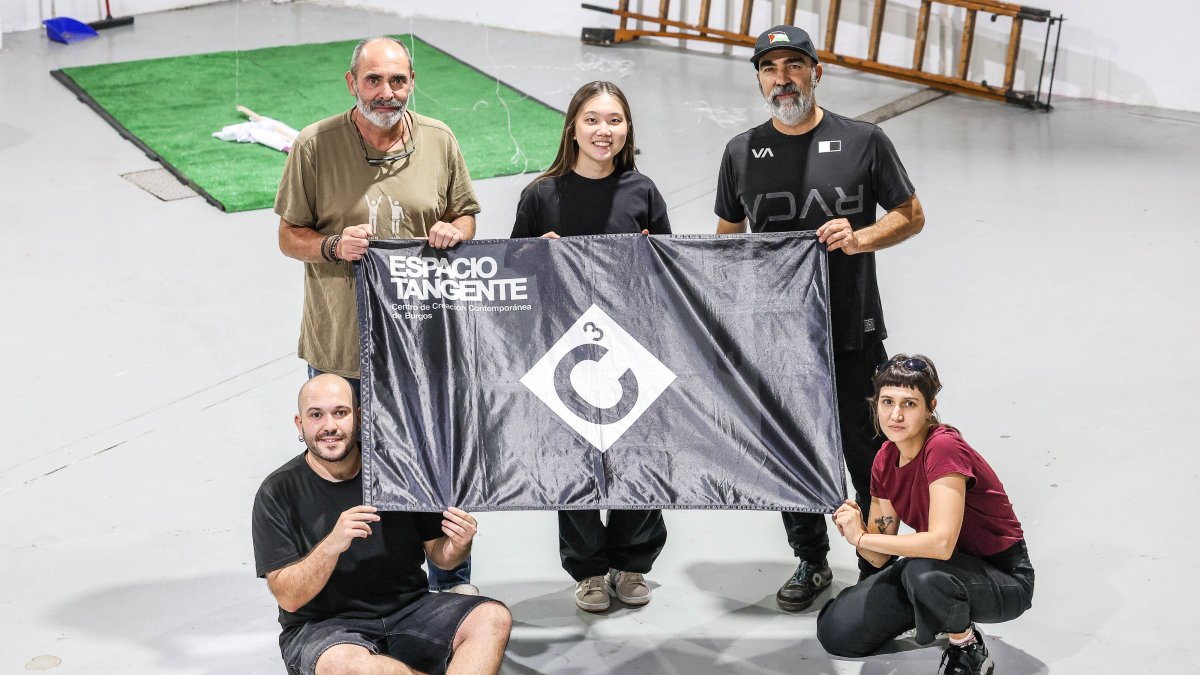 Alfredo Herrezuelo, Natusuki Fujioka, Álvaro Alonso de Armiño, Mikel Bilbao y María Basso, integrantes de la Asamblea de Espacio Tangente.