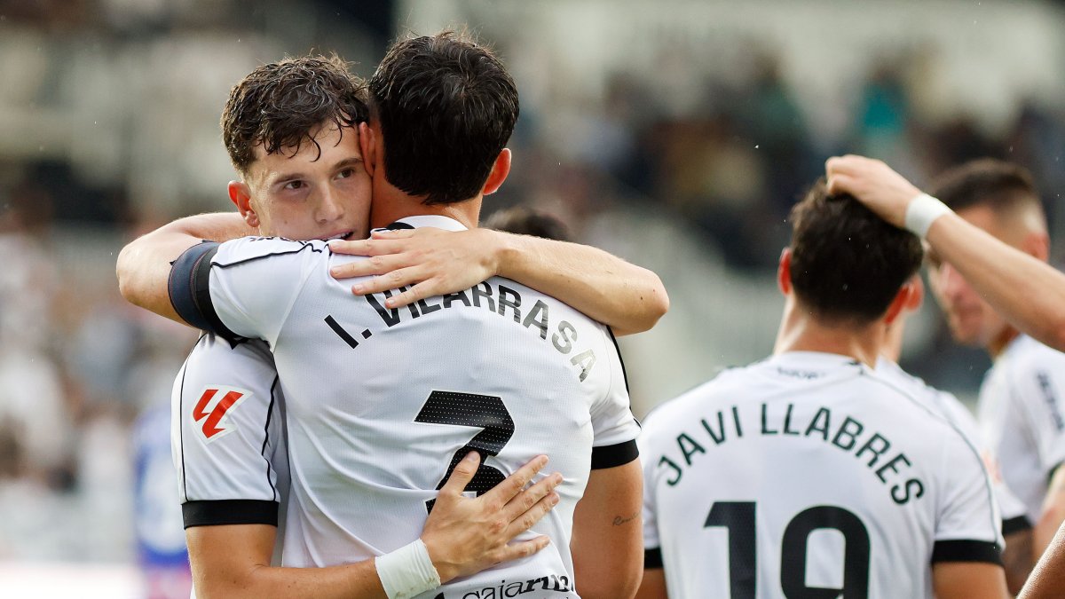 David González se abraza con Vilarrasa tras anotar el único gol del encuentro.