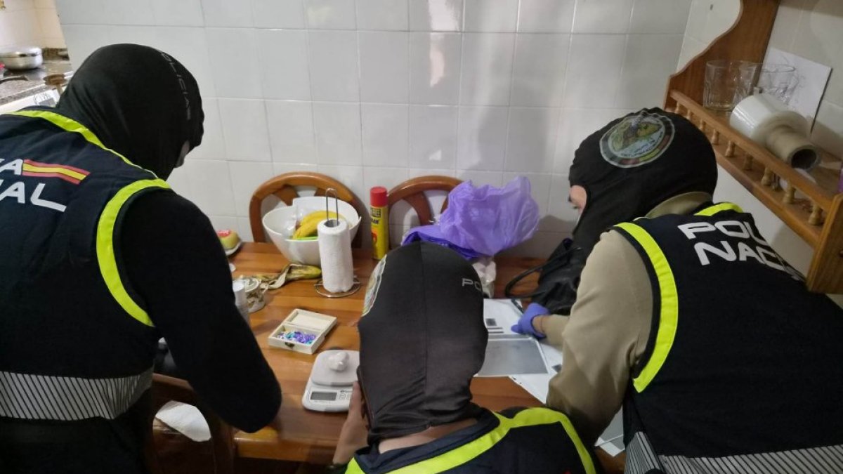 Agentes de la Policía Nacional de Burgos, en una intervención contra el tráfico de drogas el pasado mes de mayo.