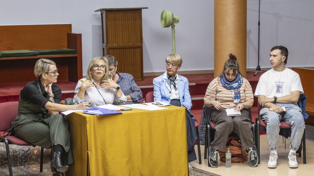 Vecinos y representantes del sindicato de vivienda que han explicado la situación en una reunión que terminó casi a las 22 horas de la noche.