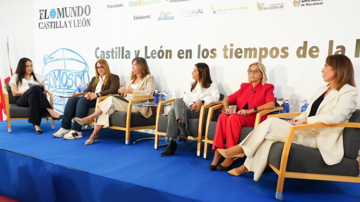 Alicia Calvo, Noelia González, Nuria González, Nuria Rubio, Pilar Garcés y Carmen San Martín, en la primera mesa del foro Somos Castilla y León.