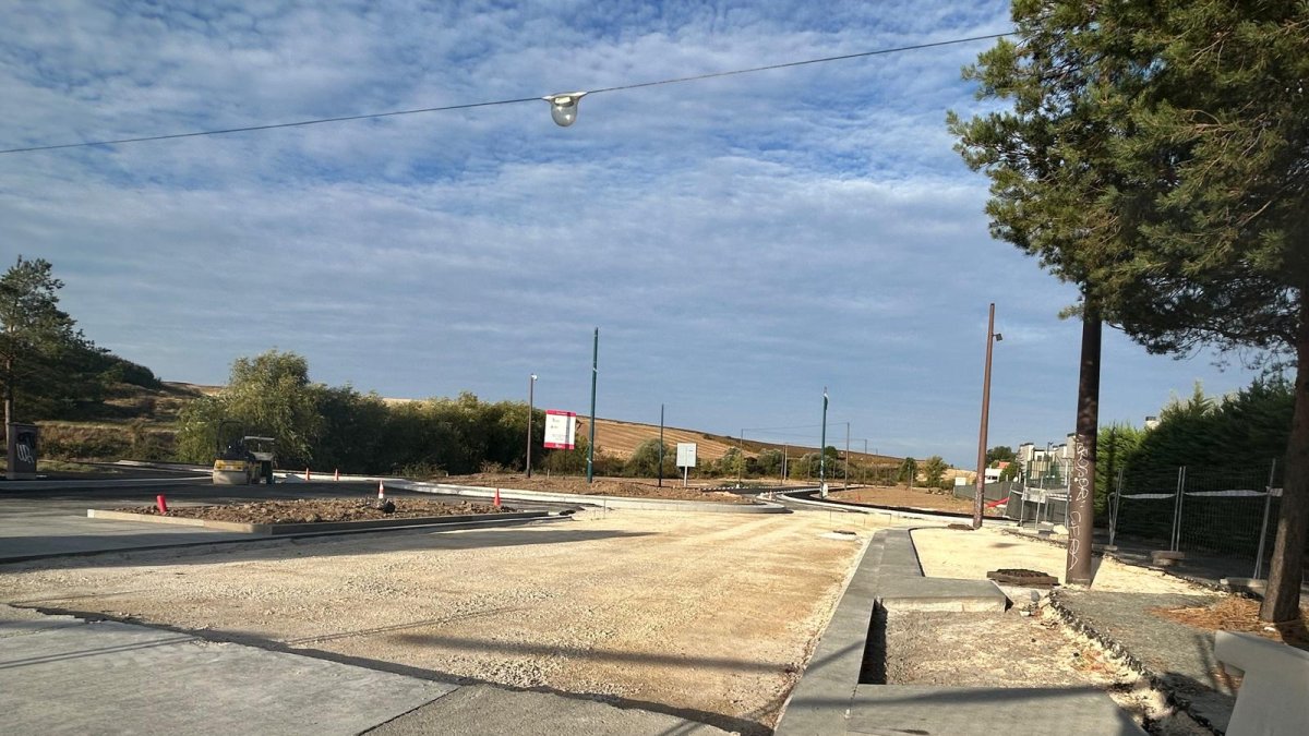 La nueva rotonda ‘a la holandesa’, a la altura de la calle Gumiel de Izán, todavía falta de pavimentar.
