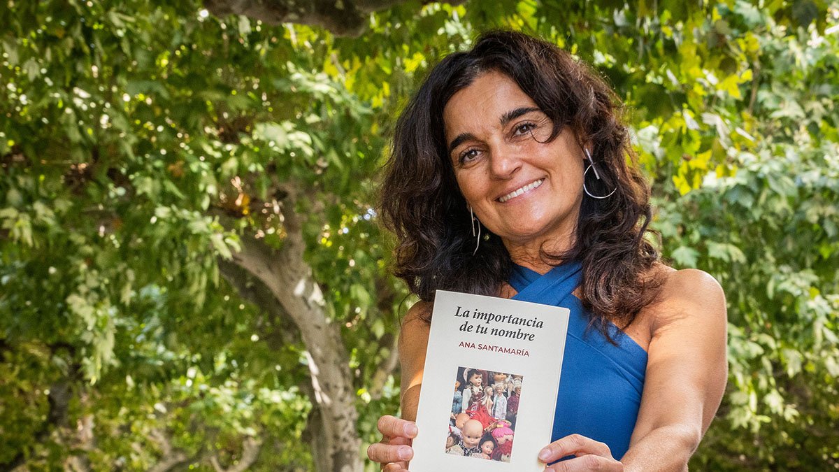 La escritora burgalesa Ana Santamaría, con un ejemplar de su última obra.