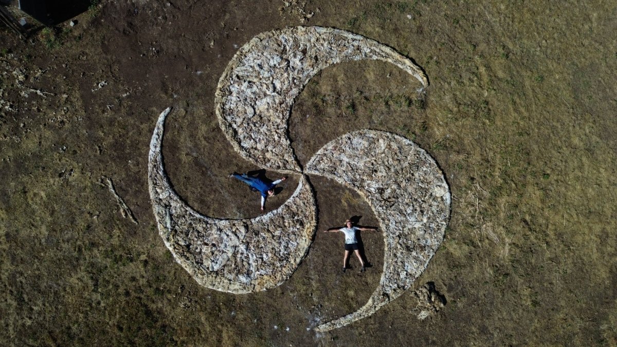 Imagen de la Huella instalada en Babia (León) dentro del proyecto de recordar el pasado de la trashumancia y la riqueza del pastoreo en la región dejando el rastro de la lana de las ovejas.