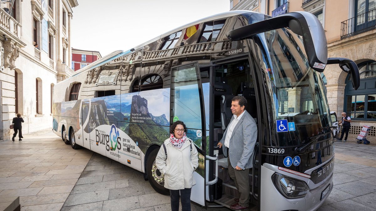 Imagen de uno de los seis autobuses serigrafiados.