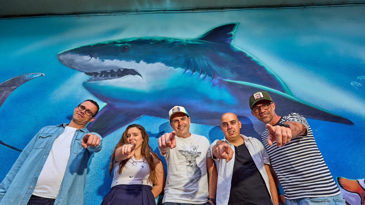 Óscar (guitarra), Sandra (voz), Samuel (bajo), Roberto (batería) y Samu (saxofón), componentes de Ballena 52.