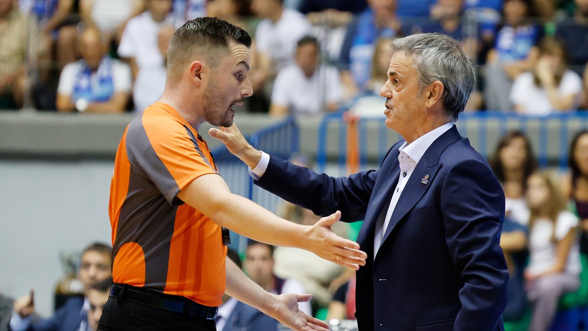 Fisac habla con el árbitro durante el partido contra Baskonia.