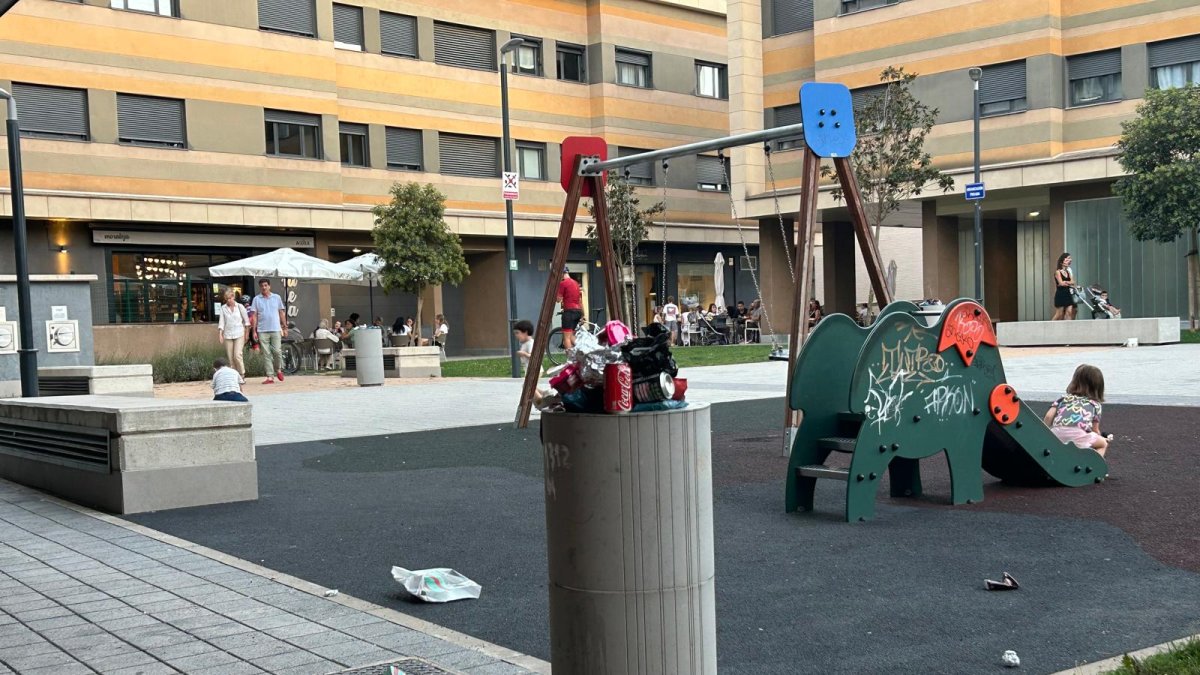 Papeleras desbordadas en la plaza interior de José Luis Santamaría, una tarde del pasado septiembre.