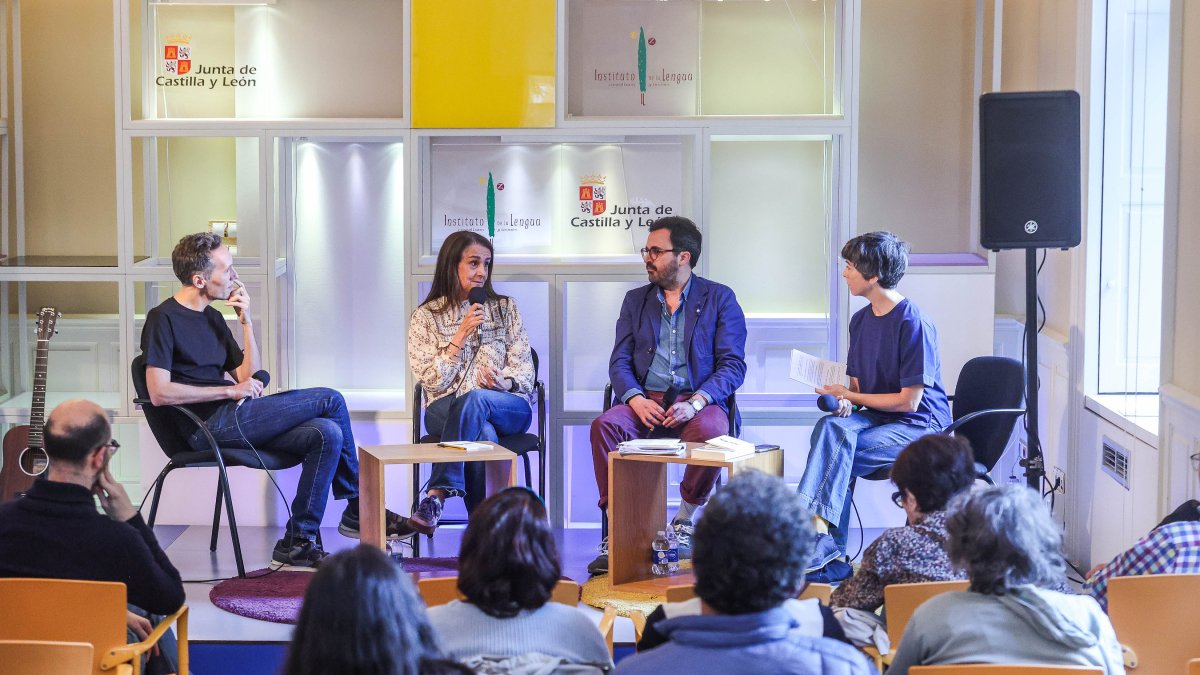 El programa se graba, en directo y con público, en el salón del actos del Palacio de la Isla.