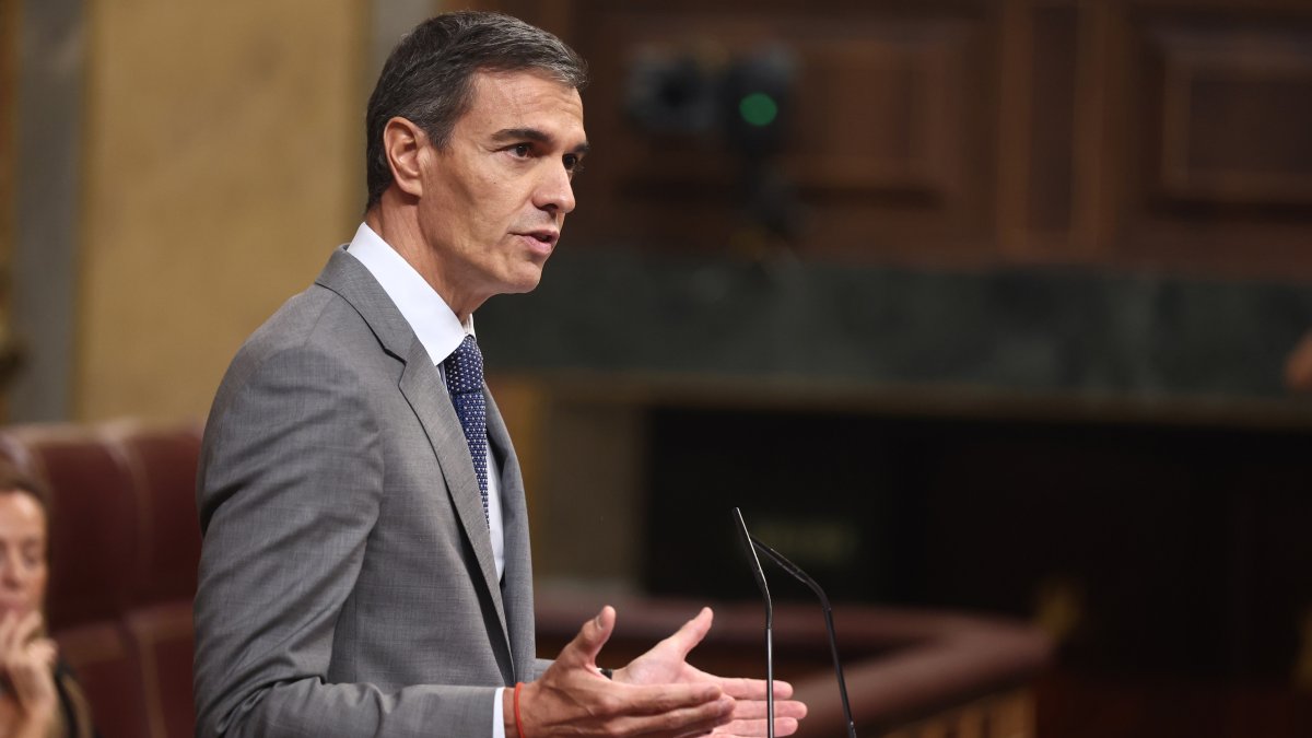 El presidente del Gobierno, Pedro Sánchez, interviene durante una sesión plenaria, en el Congreso de los Diputados, a 2 de octubre de 2026, en Madrid (España).