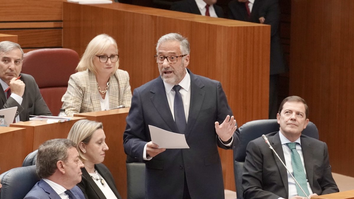 El vicepresidente Primero y Consejero de Desregulación, Familia y Ayudas Sociales Carlos Pollán en el Pleno de las Cortes.