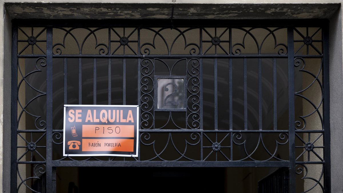 Archivo - Un cartel de un piso en alquiler.