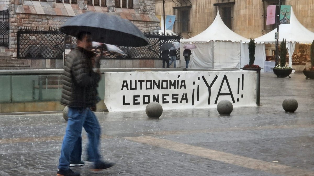 Imagen reciente en el centro de la capital leonesa de una pancarta en la que se reclama la autonomía leonesa.