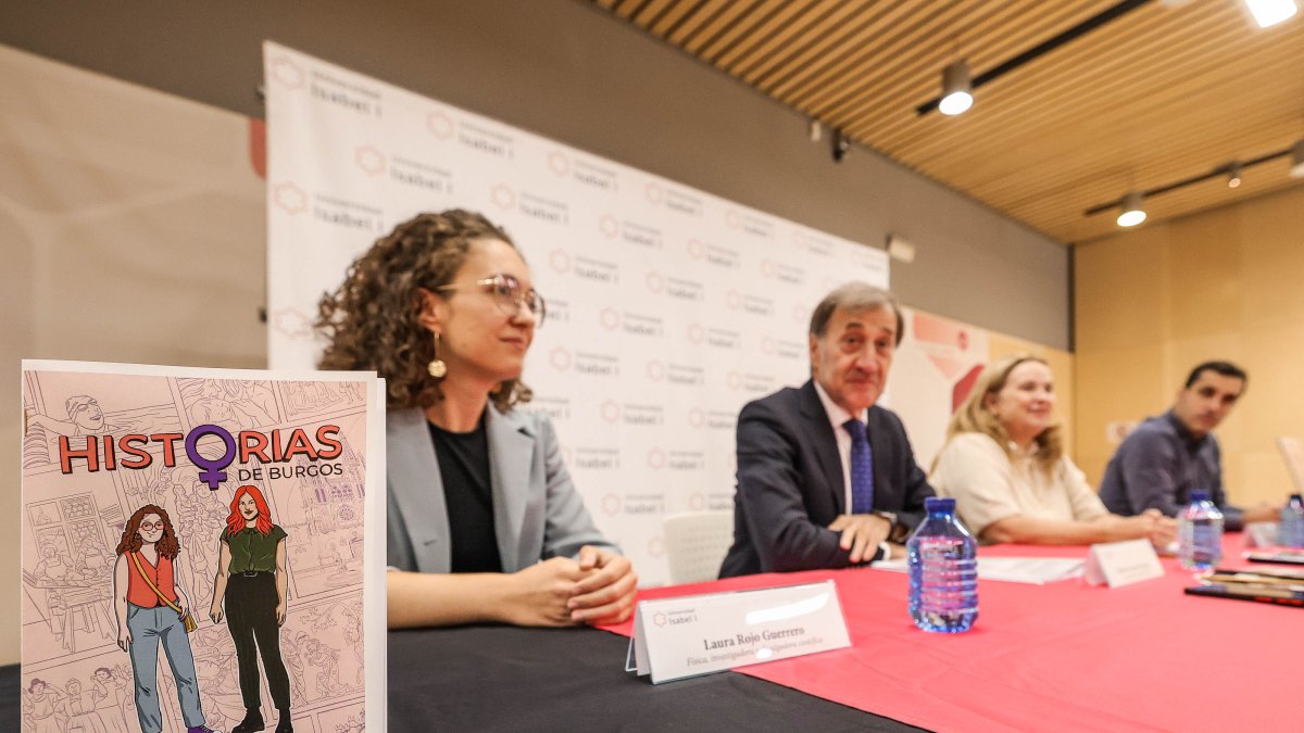 Laura Rojo (física y divulgadora), Alberto Gómez Barahona (rector UI1), la alcaldesa Cristina Ayala y el director de 'Historias de Burgos', Rodrigo Cubillo, en la presentación del cómic.