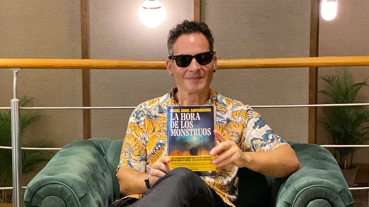 Miguel Ángel Santamarina, con un ejemplar de su novela.