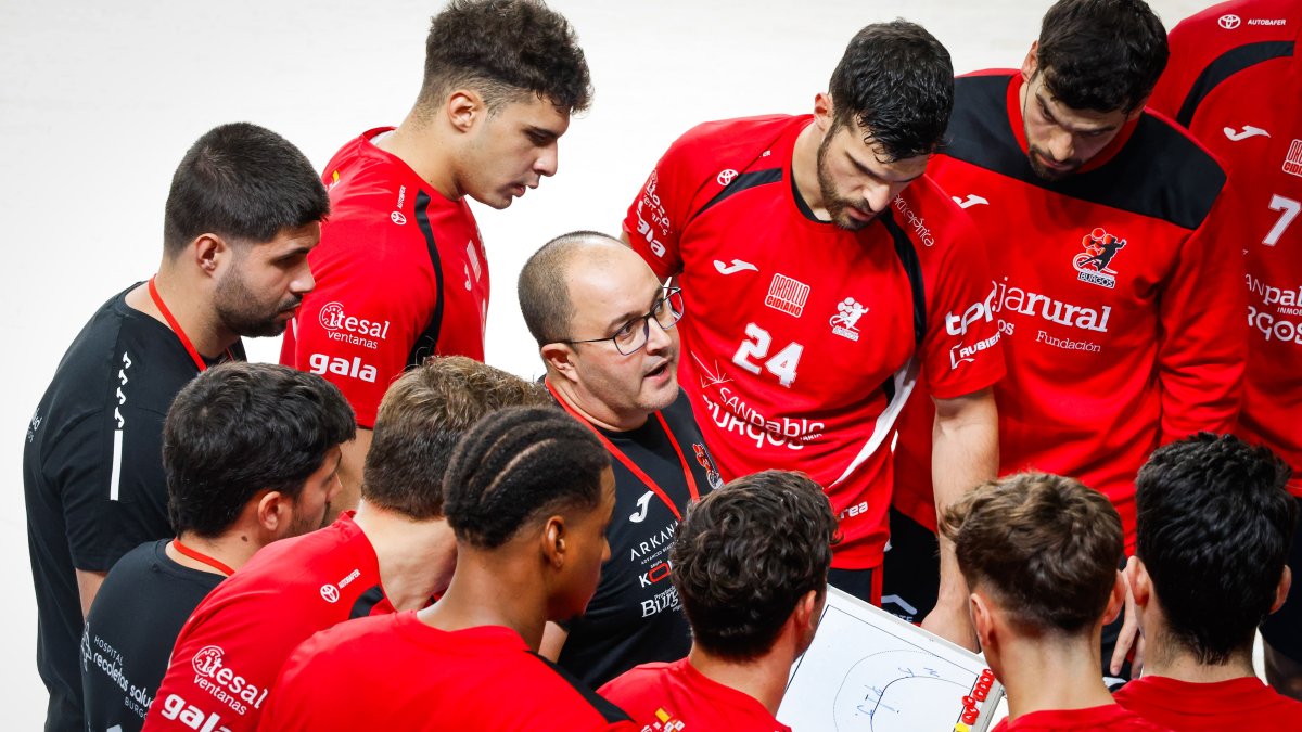 Dani Gordo da instrucciones a sus jugadores durante el partido de la jornada anterior ante el Benidorm en El Plantío.
