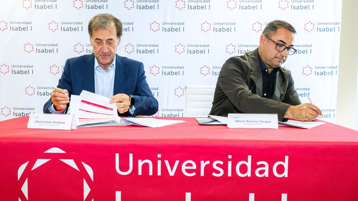 El rector de la Universidad Isabel I, Alberto Gómez Barahona, y el presidente de la Federación de Salvamento y Socorrismo de Castilla y León, Alberto Retuerto Marqués, durante la firma del convenio.