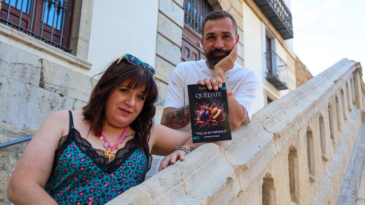 Ana Rocío Madruga y Marcos Castro publican la novela erótica ‘Quédate’ bajo el seudónimo Maro Valnal.
