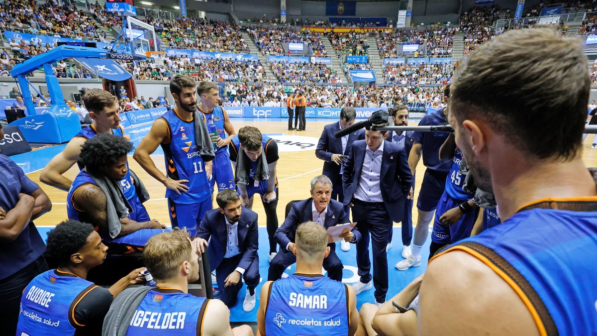Fisac, dando instrucciones a sus jugadores en un tiempo muerto en el Coliseum.