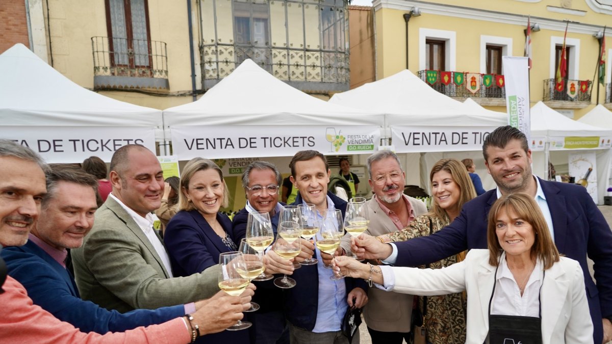 La vicepresidenta segunda, Isabel Blanco, asiste a la Feria del Vino de la 36 edición de la Fiesta de la Vendimia D.O. Rueda.