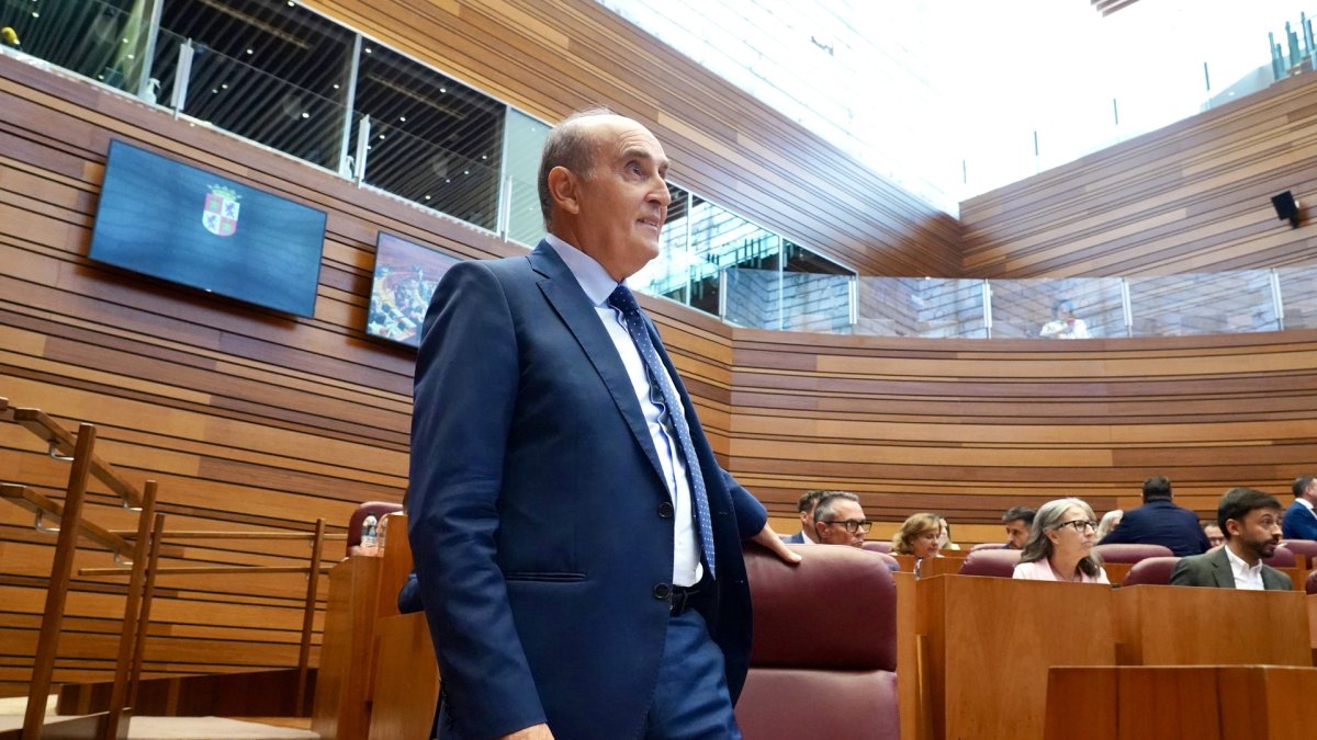 El Procurador del Común, Tomás Quintana, realiza la lectura del informe anual de 2025 en un pleno monográfico de las Cortes.