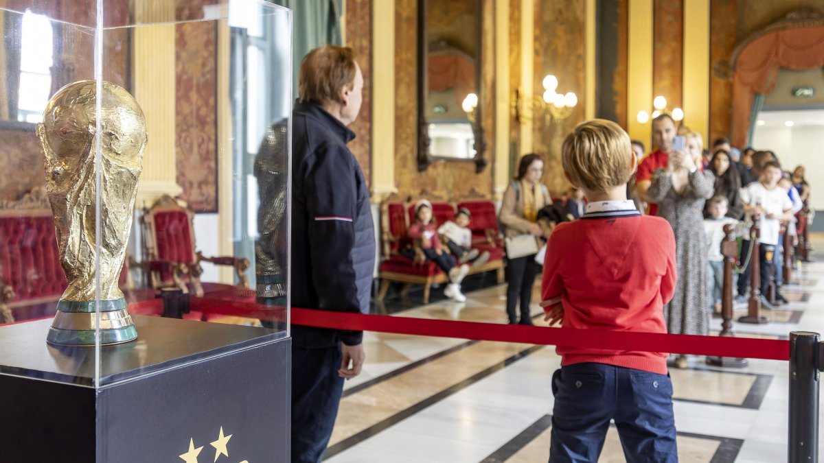 Exposición de la Copa del Mundo en el Salón Rojo del Teatro Principal de Burgos.