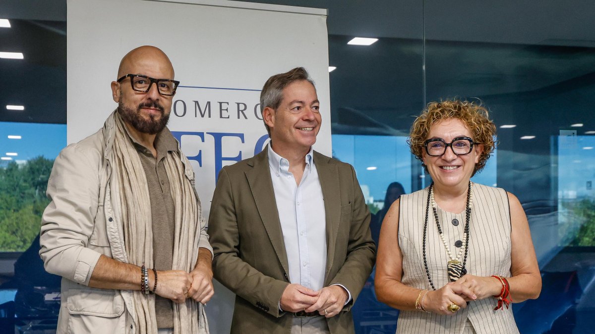 Ángel Tamayo, César Barriada y Consuelo Fontecha, durante la presentación de la undécima edición de la pasarela MOBU.
