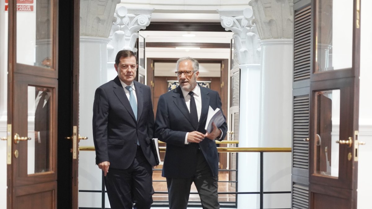El presidente de la Junta, Alfonso Fernández Mañueco, acompañado por el vicepresidente primero y consejero de Desregulación, Familia y Ayudas Sociales, Carlos Pollán.