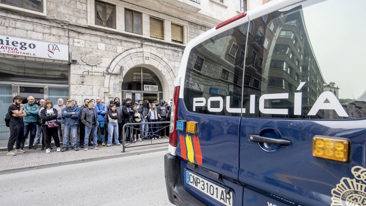 Aplazado el desahucio de una madre y sus dos hijos en Burgos: «La familia está nerviosa»
