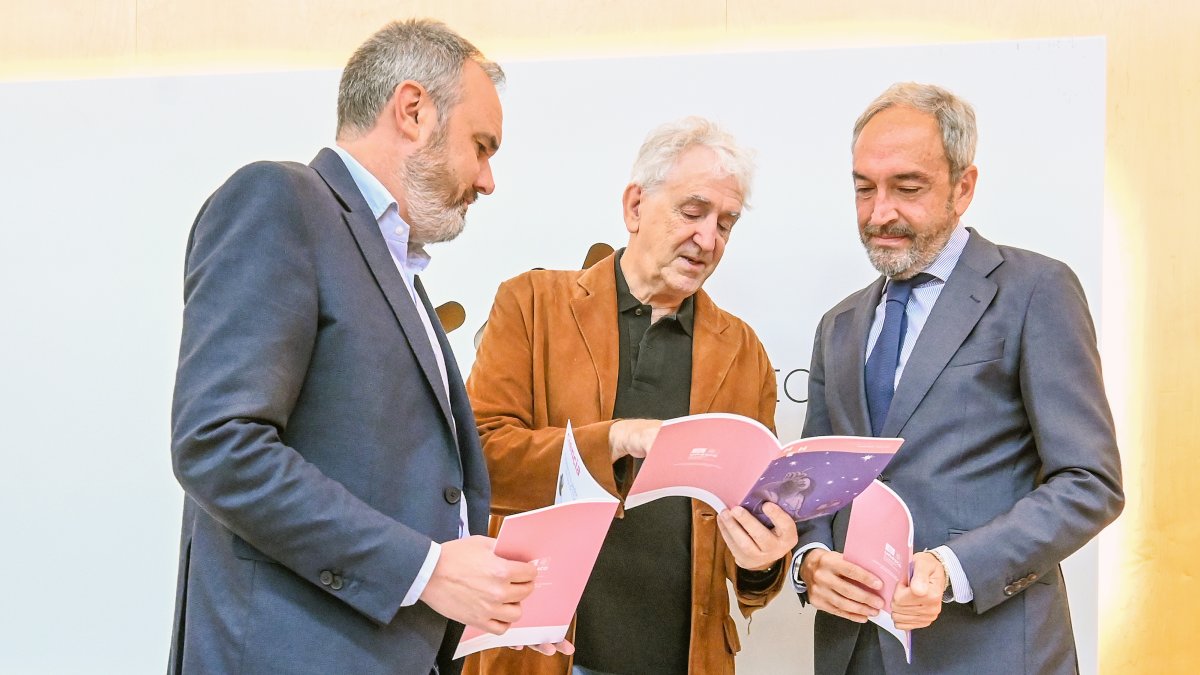 El consejero de Cultura, Turismo y Deporte, Alberto Díaz Pico, el director científico del MEH, Juan Luis Arsuaga, y Rodrigo Alonso, director gerente del MEH.